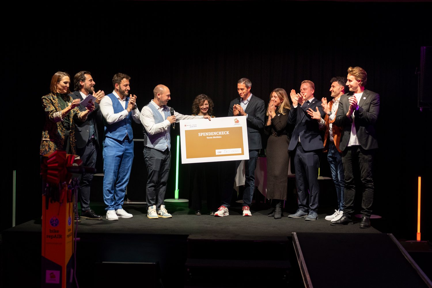 Scheckübergabe von Bärähärz an die Stiftung Rossfeld an der Charity Auktion 2025