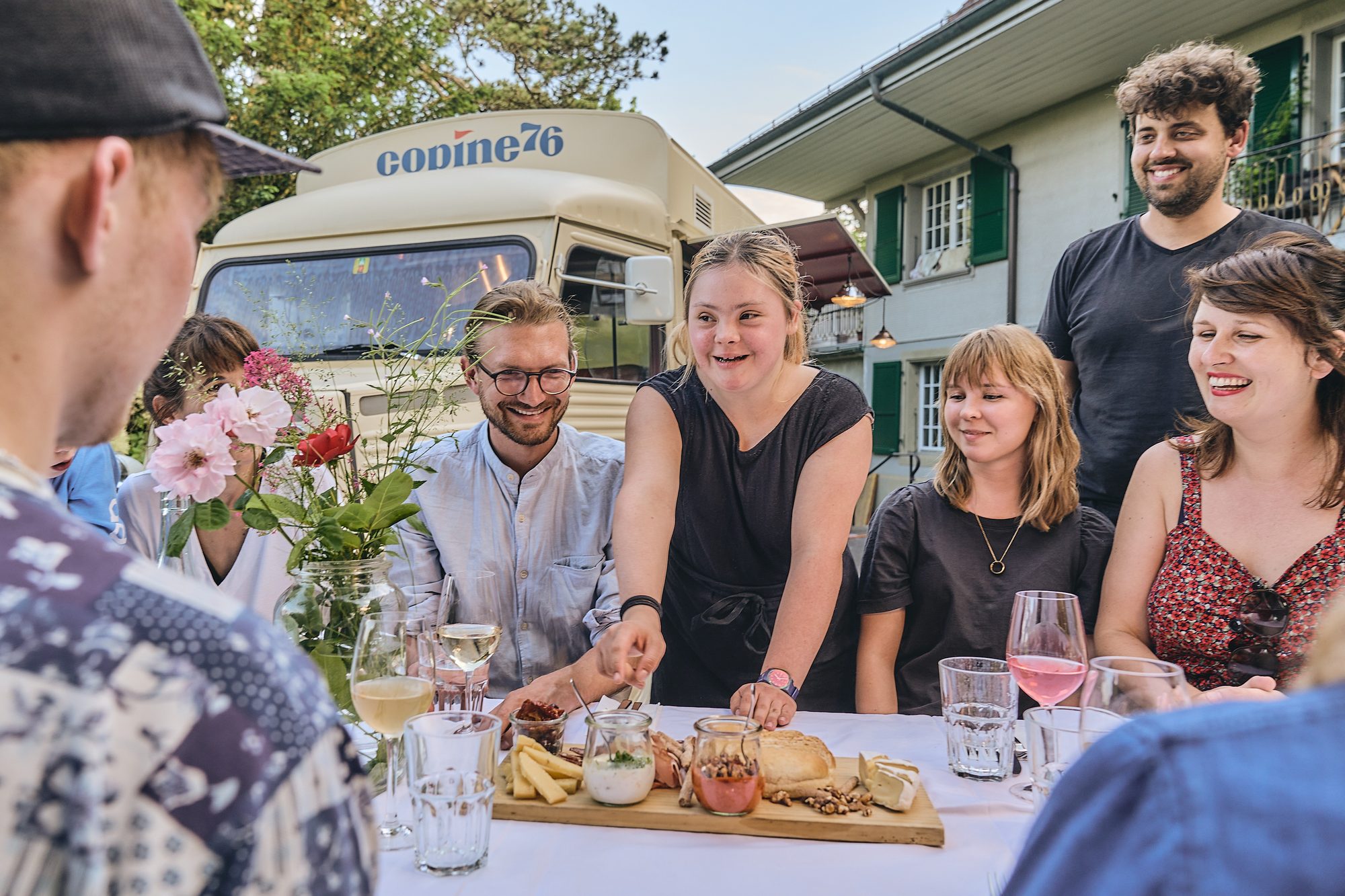 Das Team von Copine76 mit und ohne Behinderungen am gedeckten Tisch vor dem Foodtruck
