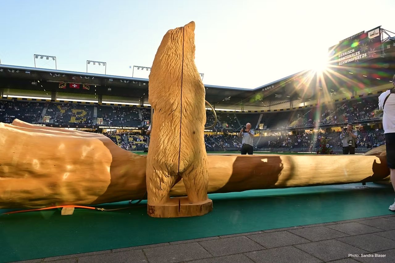 Der Schwingerbrunnen im Gegenlicht auf dem Rasen des Stadion Wankdorf